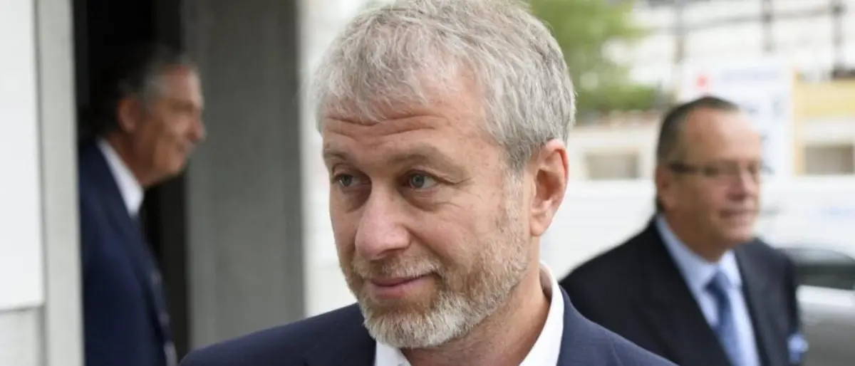 Guerra in Ucraina, sintomi di avvelenamento per Abramovich: «Pelle squamata e occhi rossi»