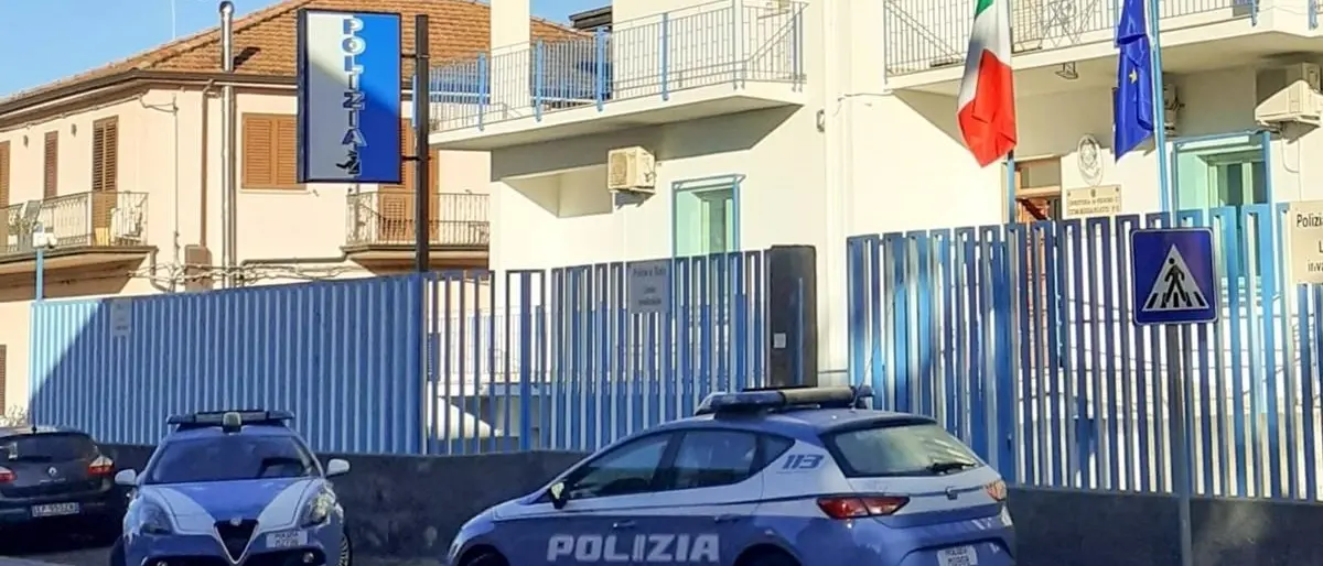 Taurianova, anziana colta da ictus ma l’ambulanza non c’è: in ospedale scortata dalla polizia