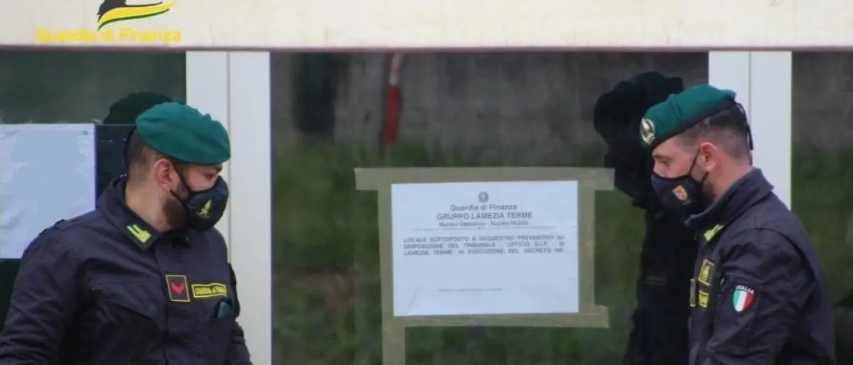 Lamezia Terme, feste abusive e certificazione antincendio non valida: sequestrata discoteca