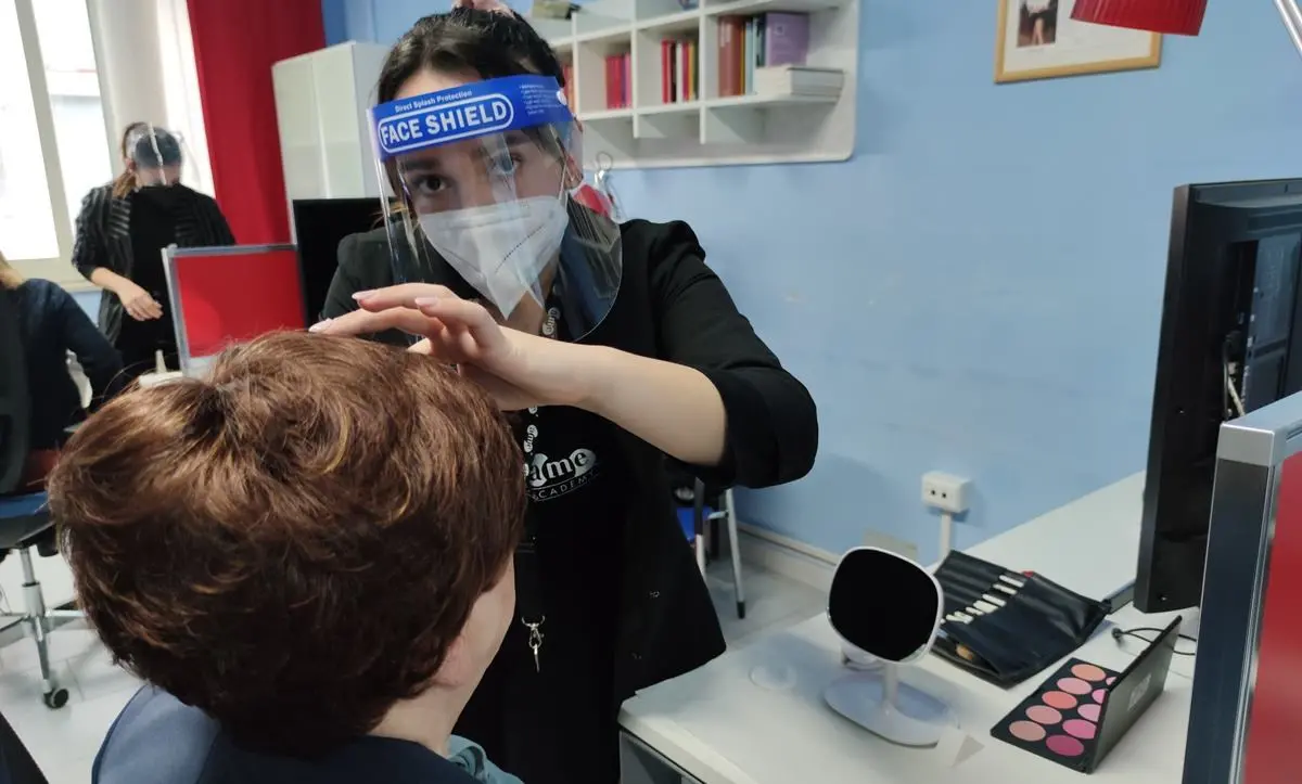 Rossetti e smalti, per un giorno il reparto di Oncologia di Cosenza diventa una beauty farm