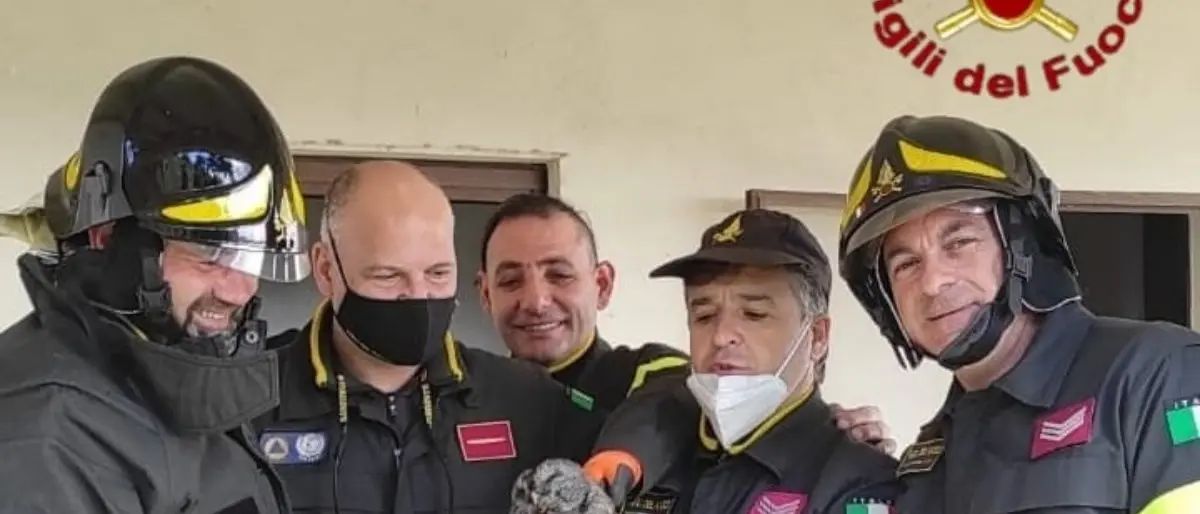Gufo salvato dai vigili del fuoco nel Crotonese: per ripararsi dal vento si era nascosto in una canna fumaria