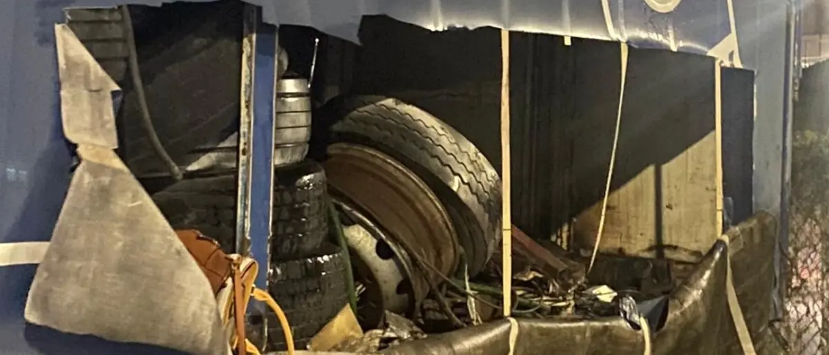 Autocarro in fiamme con un uomo a bordo, tragedia sfiorata a Corigliano Rossano