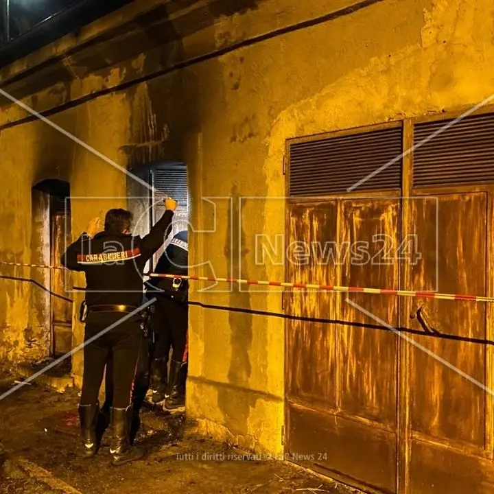 Incendio in una abitazione a Roccella, un ferito in gravi condizioni