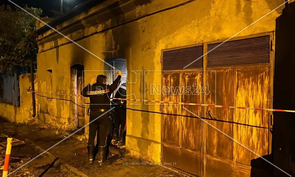 Incendio in una abitazione a Roccella, un ferito in gravi condizioni