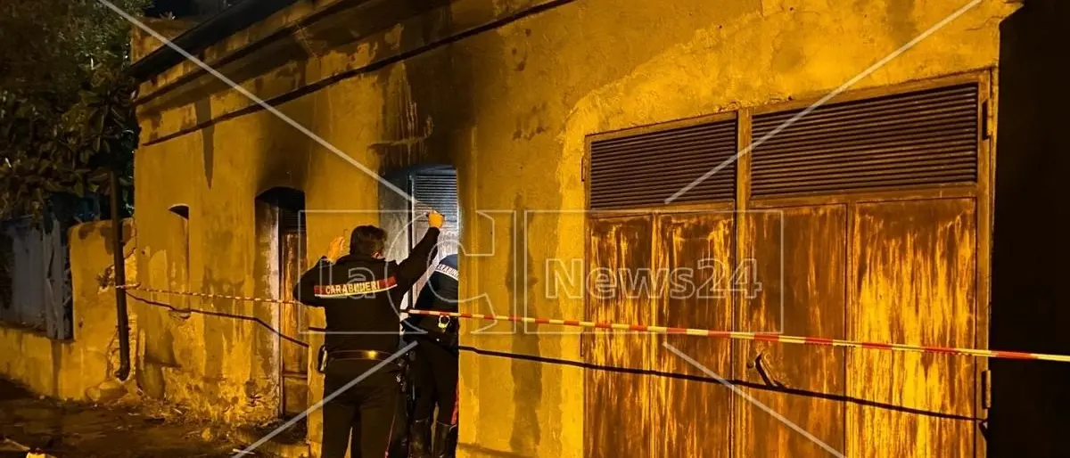 Incendio in una abitazione a Roccella, un ferito in gravi condizioni