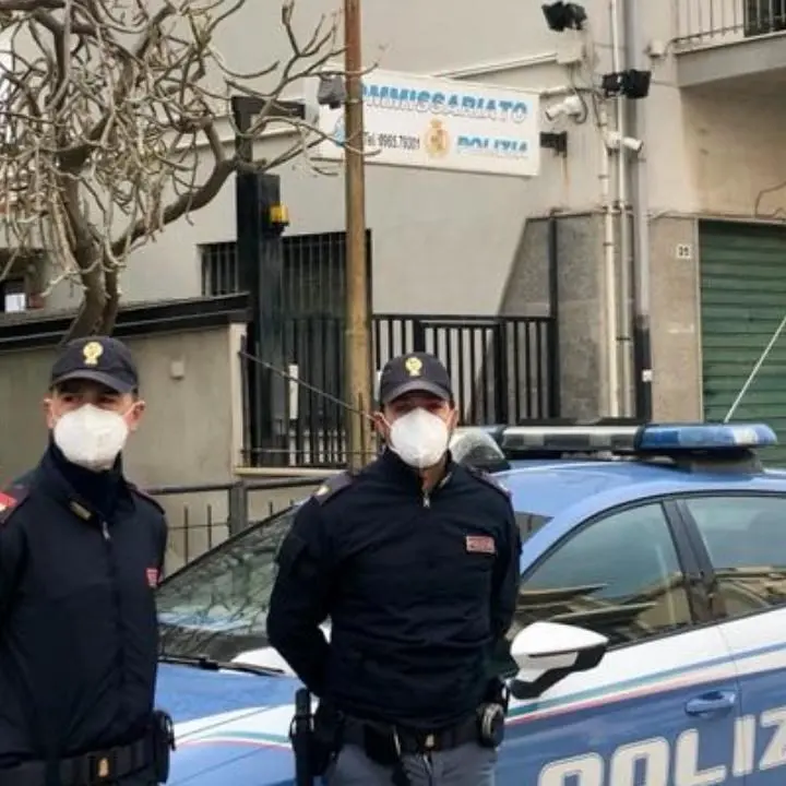 Minacciava e picchiava i genitori per i soldi della droga: arrestato un 37enne nel Reggino