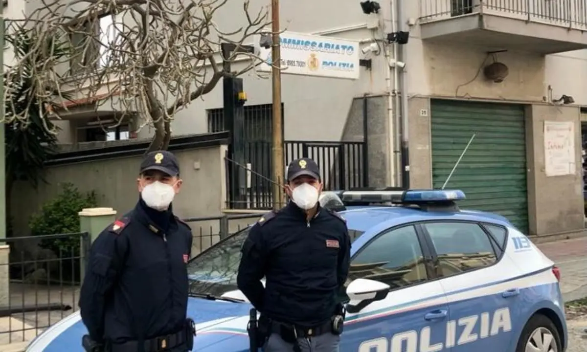 Minacciava e picchiava i genitori per i soldi della droga: arrestato un 37enne nel Reggino