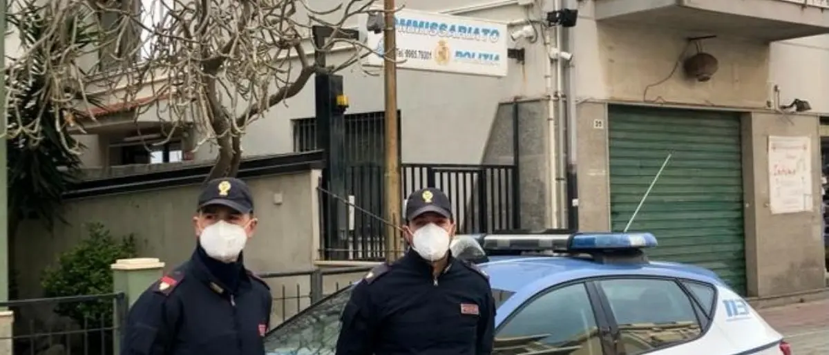 Minacciava e picchiava i genitori per i soldi della droga: arrestato un 37enne nel Reggino