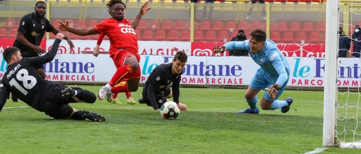 Catanzaro-Monterosi Tuscia 1-2: sconfitta che complica il cammino delle Aquile in chiave playoff