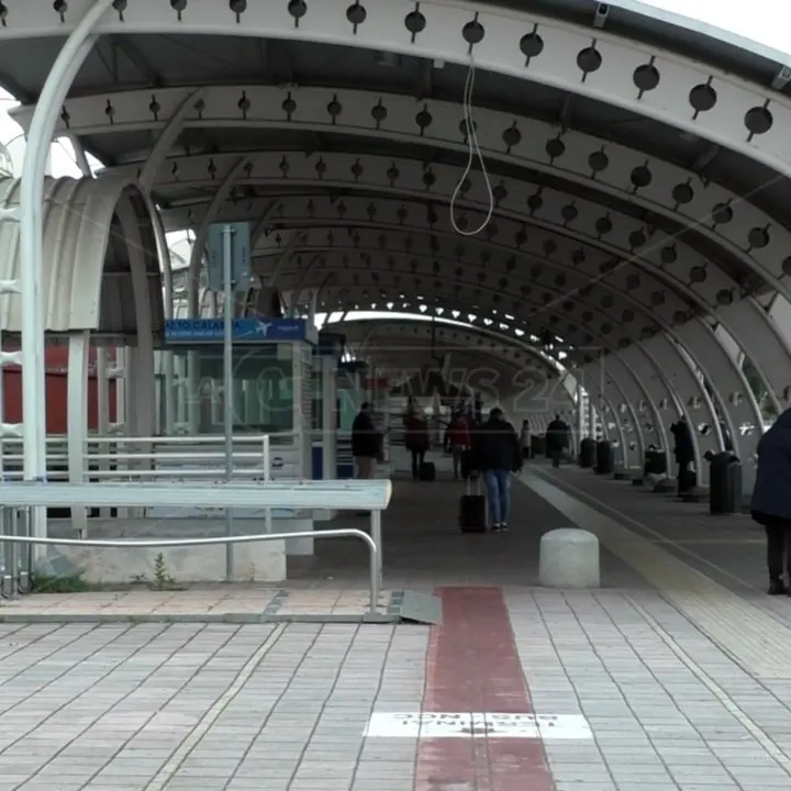 Lamezia, volo cancellato e passeggeri lasciati a terra: «Procedure rispettate e assistenza fornita»