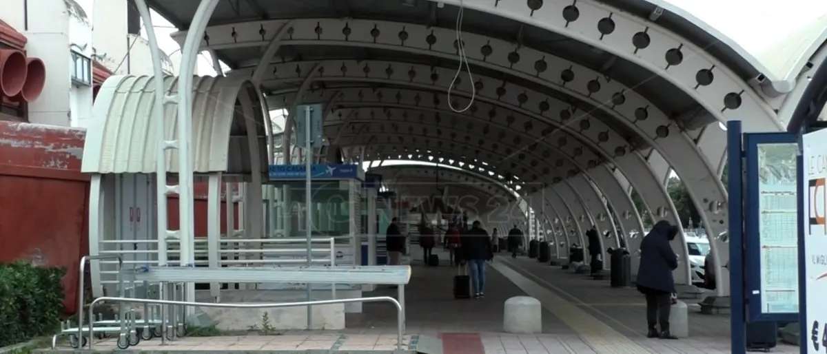 Lamezia, volo cancellato e passeggeri lasciati a terra: «Procedure rispettate e assistenza fornita»