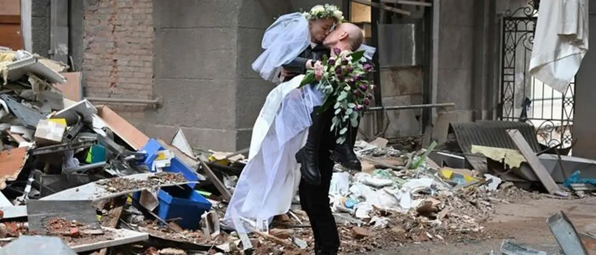Ucraina, matrimonio tra le macerie a Kharkiv per Nastya e Anton