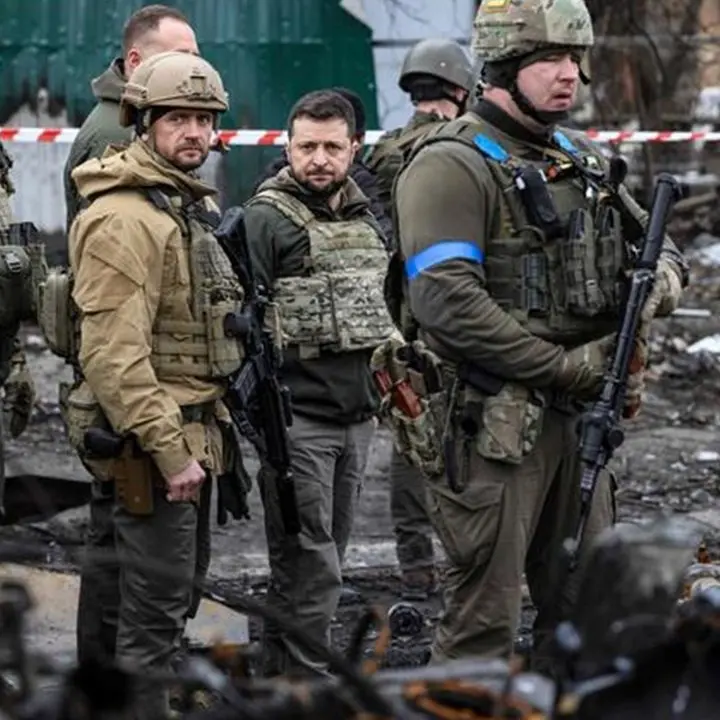 Zelensky in visita a Bucha: «Soldati russi macellai». Sindaco di Mariupol: «Città distrutta al 90%» - LIVE