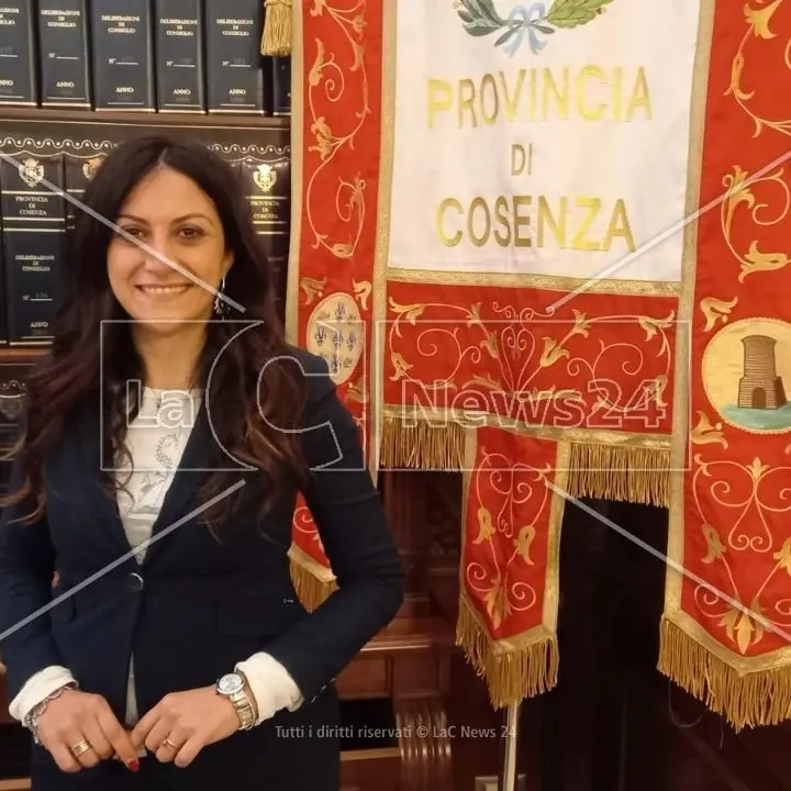 Cosenza, casa e… Provincia: Succurro affida al marito l’incarico di vigilare sul programma