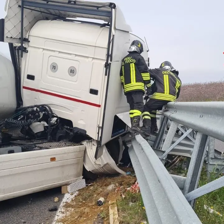 Incidente in autostrada, autocisterna finisce contro il guardrail: ferito il conducente
