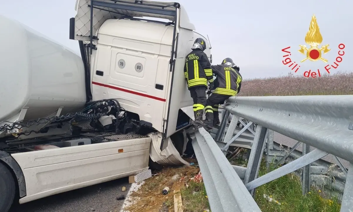 Incidente in autostrada, autocisterna finisce contro il guardrail: ferito il conducente