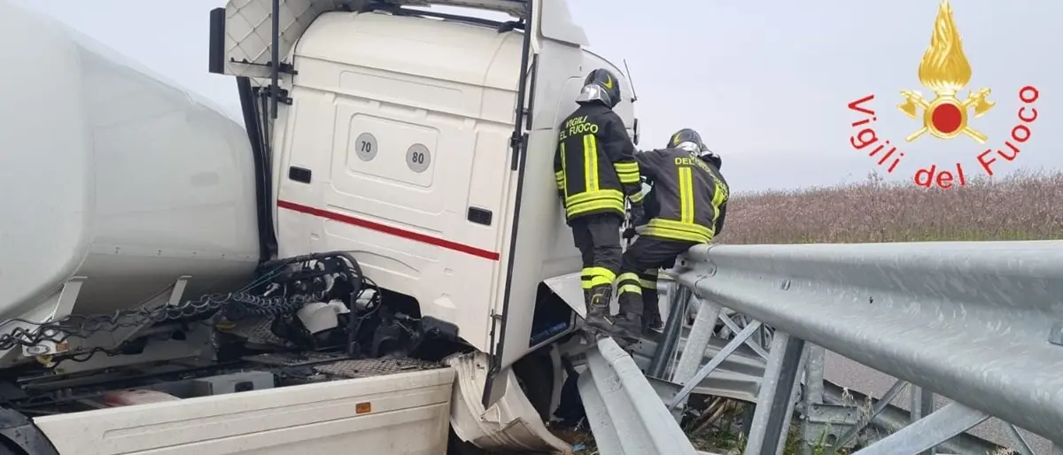 Incidente in autostrada, autocisterna finisce contro il guardrail: ferito il conducente