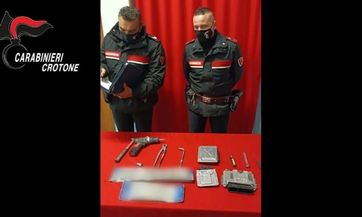 Crotone, i carabinieri sgominano una banda ladri d'auto: 3 arresti e 8 veicoli recuperati