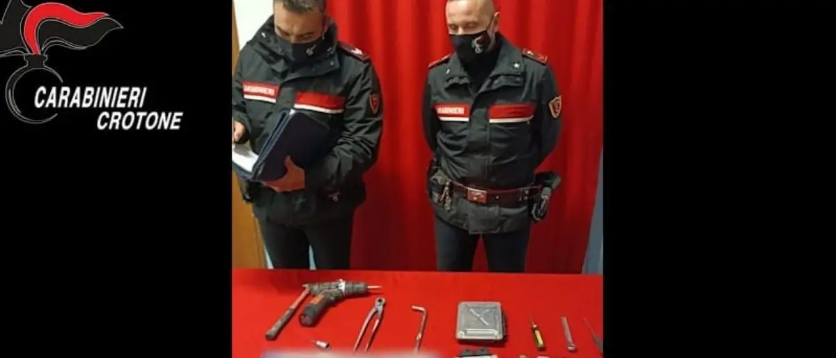 Crotone, i carabinieri sgominano una banda ladri d'auto: 3 arresti e 8 veicoli recuperati