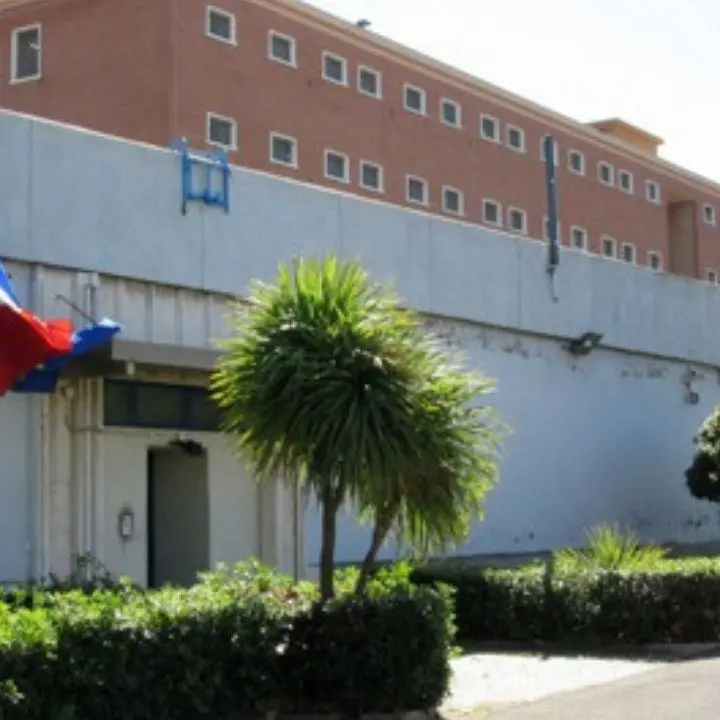 False lauree, una detenuta si ferisce durante interrogatorio di garanzia con il ferretto della mascherina