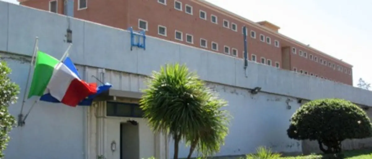 False lauree, una detenuta si ferisce durante interrogatorio di garanzia con il ferretto della mascherina