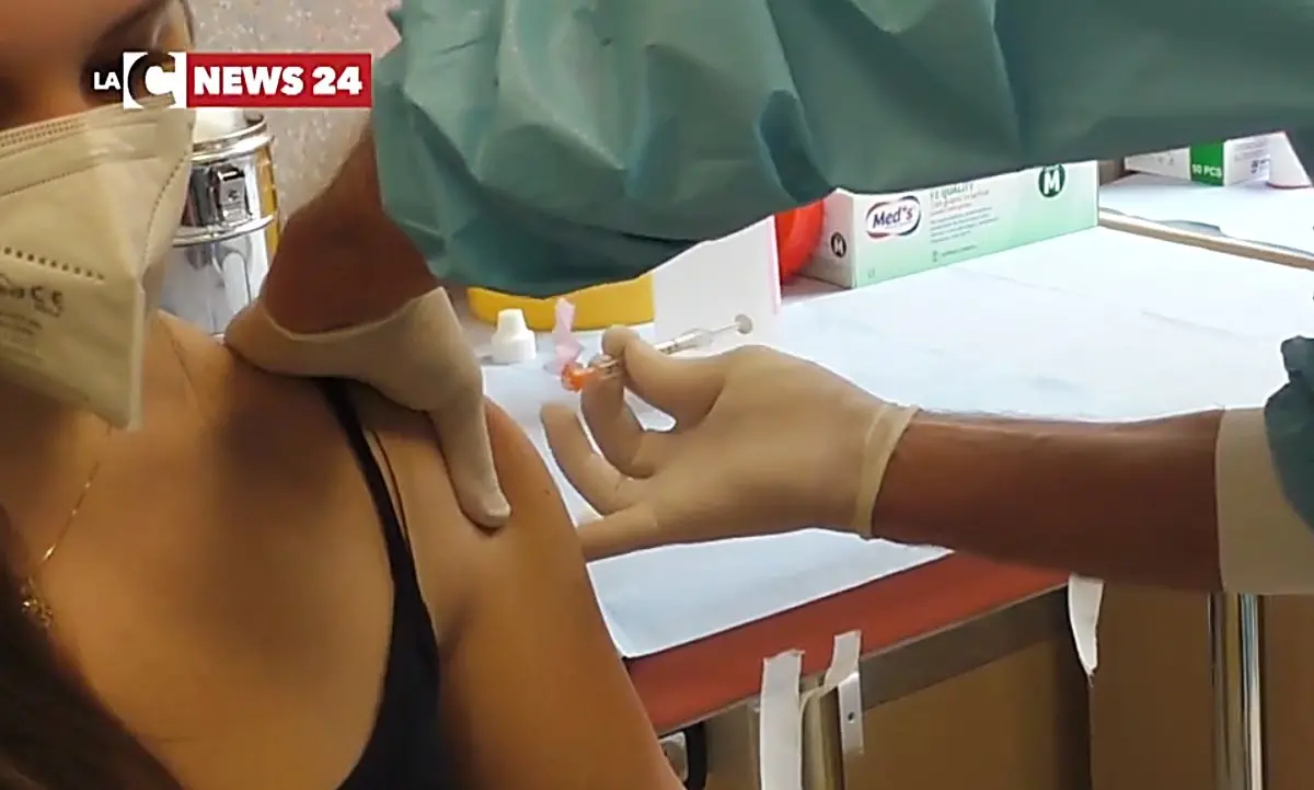 Vaccini anti-Covid, il 60% dei calabresi ha fatto la terza dose: il report della Protezione Civile