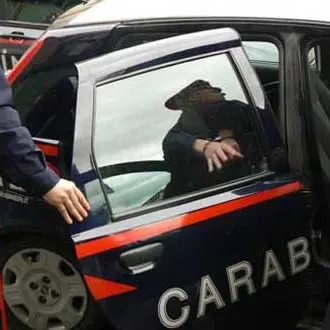 Esce di casa, picchia e ruba le chiavi dell’auto all’ex moglie: arrestato nel Crotonese 65enne già ai domiciliari