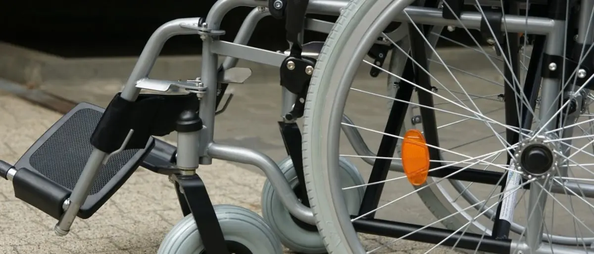 Riattivato il midollo spinale di una donna a letto da oltre 18 mesi, ora riesce a camminare