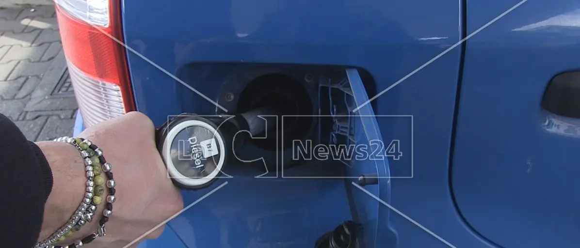 Caro carburante, il governo proroga fino al 2 maggio il taglio delle accise