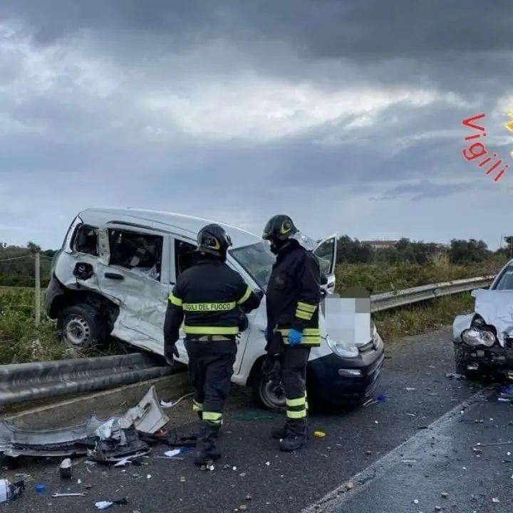 Incidente a Corigliano Rossano, forte scontro tra due auto sulla statale 106: un ferito