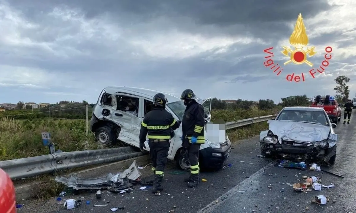 Incidente a Corigliano Rossano, forte scontro tra due auto sulla statale 106: un ferito