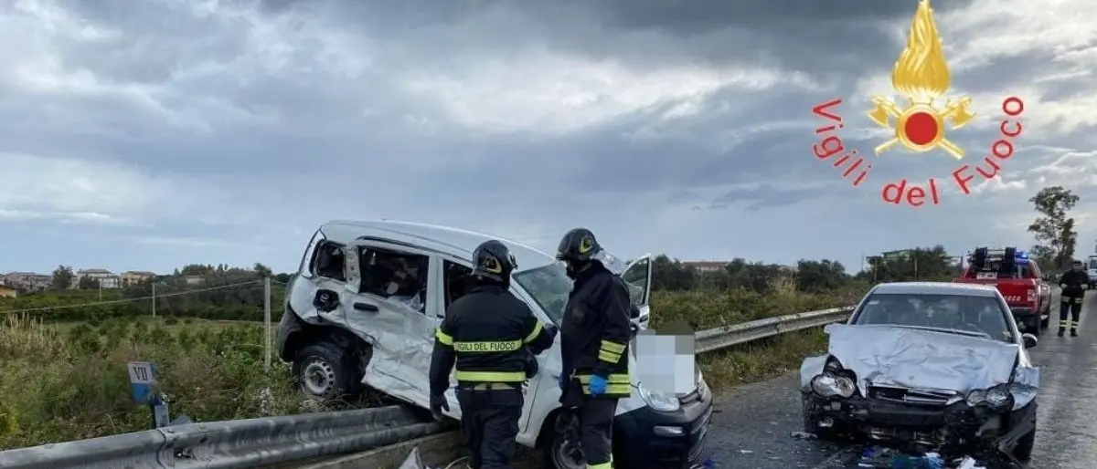 Incidente a Corigliano Rossano, forte scontro tra due auto sulla statale 106: un ferito