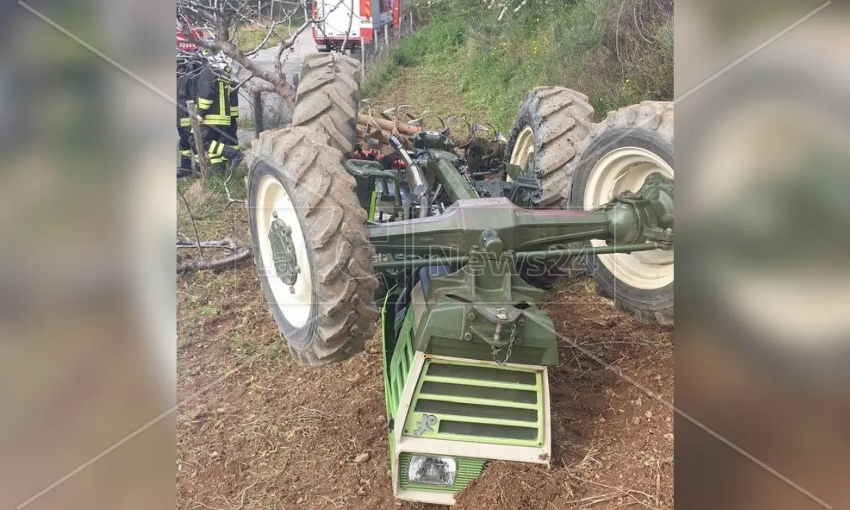 Trattore si ribalta nelle campagne di Paludi: morto il conducente 89enne