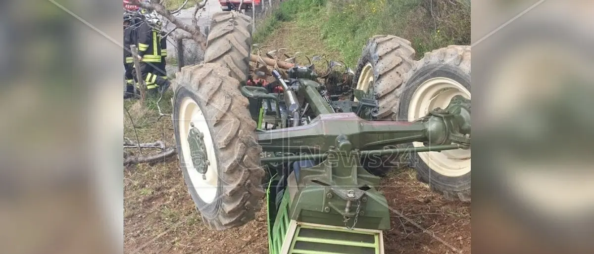 Trattore si ribalta nelle campagne di Paludi: morto il conducente 89enne
