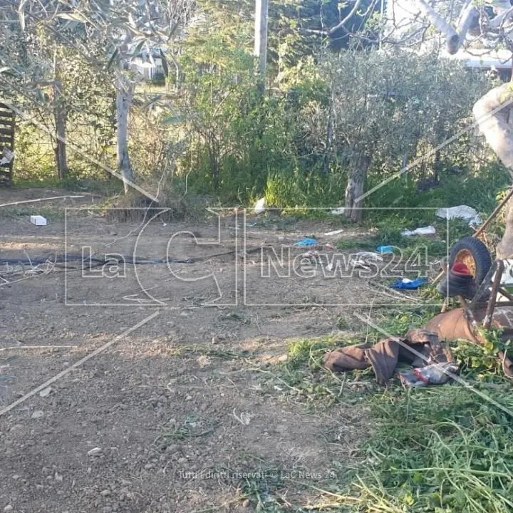 Incastrato con la gamba tra le lame di una motozappa, 62enne ferito gravemente nel Cosentino