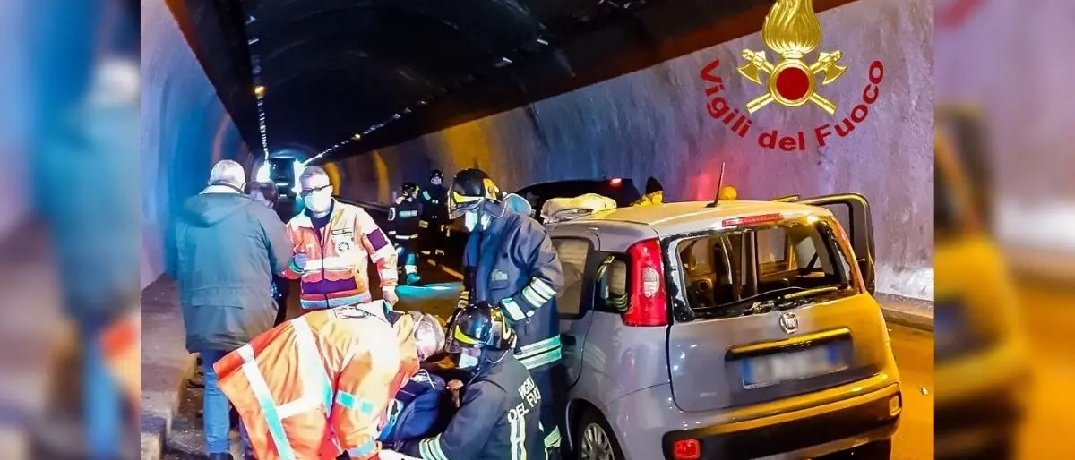 Incidente sulla Silana-Crotonese, scontro in galleria tra due auto: ferite 2 persone, una è grave
