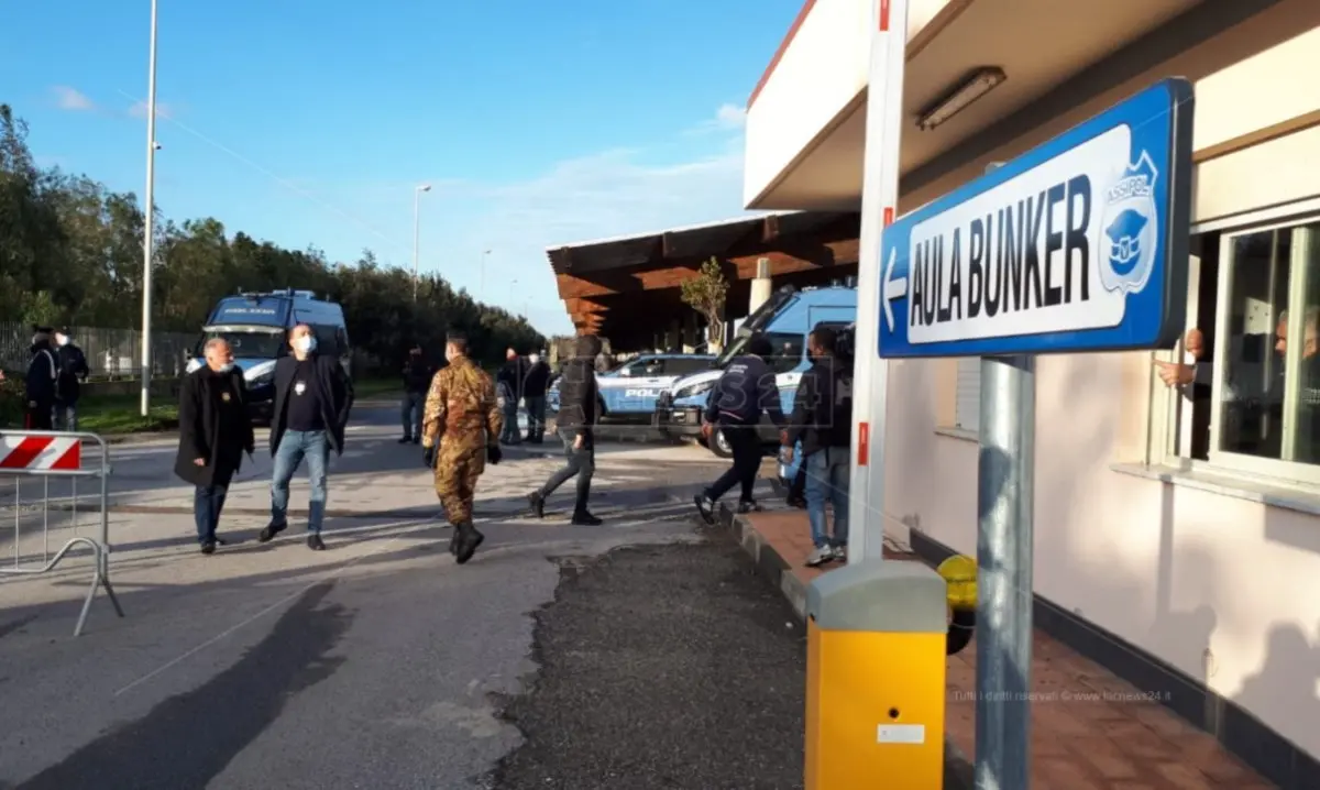 Aula bunker Lamezia, il caso delle auto degli avvocati fuori dal parcheggio e la protesta dei penalisti