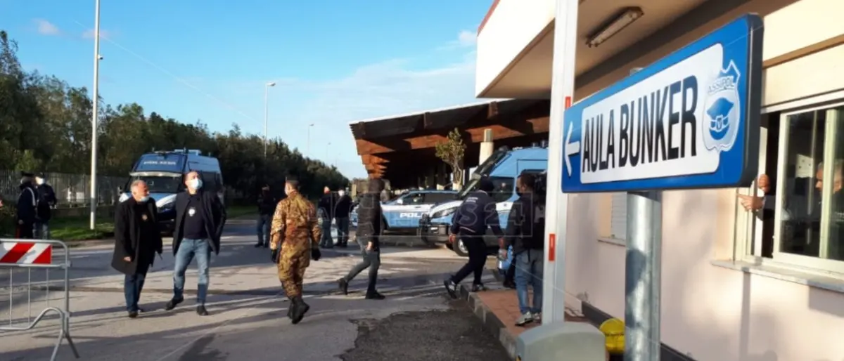Aula bunker Lamezia, il caso delle auto degli avvocati fuori dal parcheggio e la protesta dei penalisti