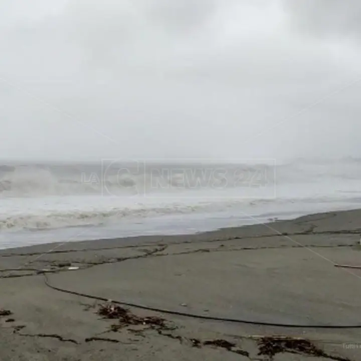 Meteo, in Calabria da stasera venti di burrasca e mareggiate lungo le coste: scatta l’allerta della Prociv