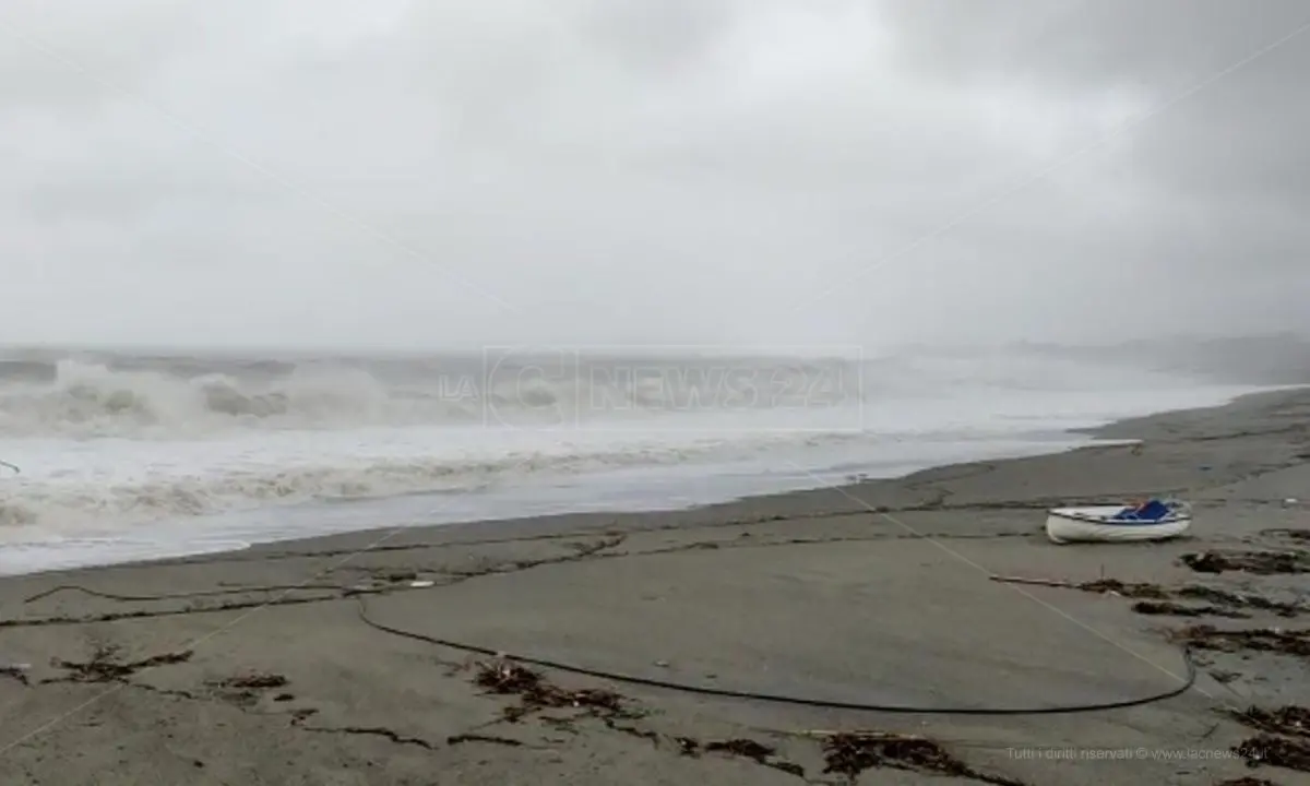 Meteo, in Calabria da stasera venti di burrasca e mareggiate lungo le coste: scatta l’allerta della Prociv