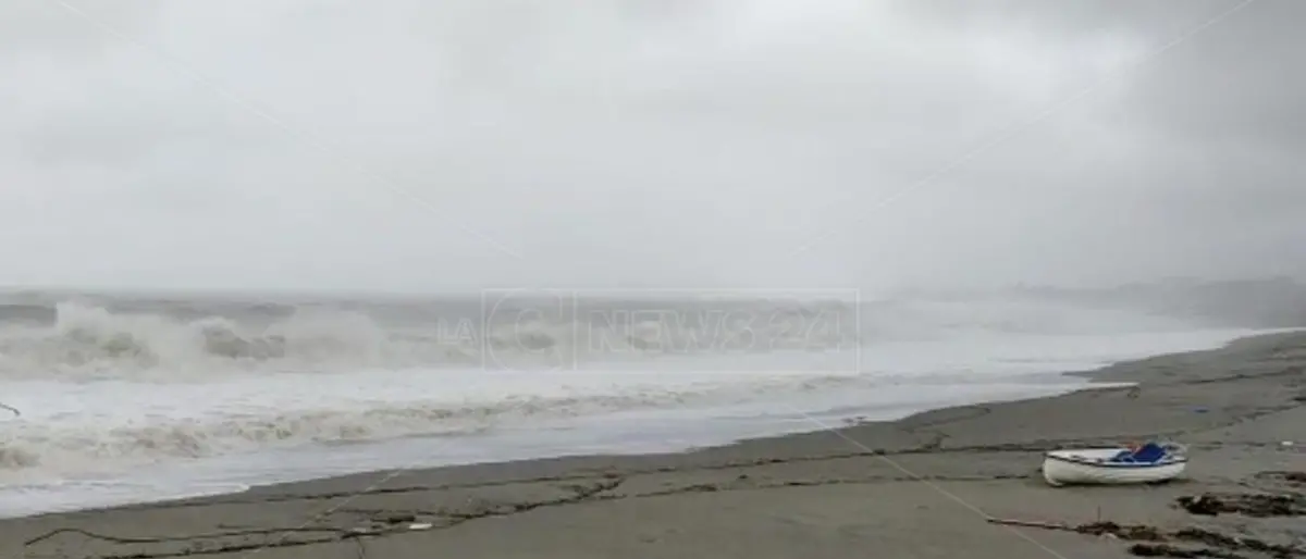 Meteo, in Calabria da stasera venti di burrasca e mareggiate lungo le coste: scatta l’allerta della Prociv