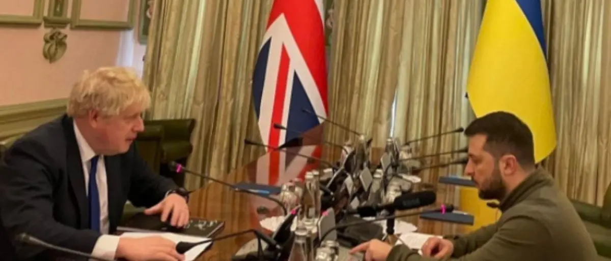 Ucraina, Johnson in visita a Kiev: «Daremo veicoli corazzati e missili antinave» - LIVE