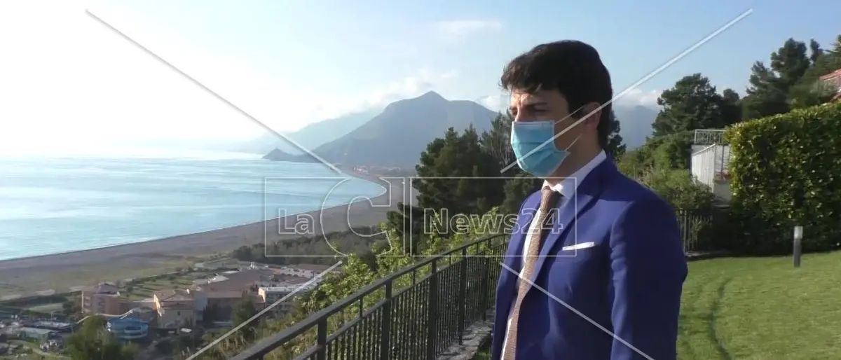 Tassa di soggiorno chiesta ai profughi ucraini, il paradosso di Praia. E un imprenditore si accolla tutto