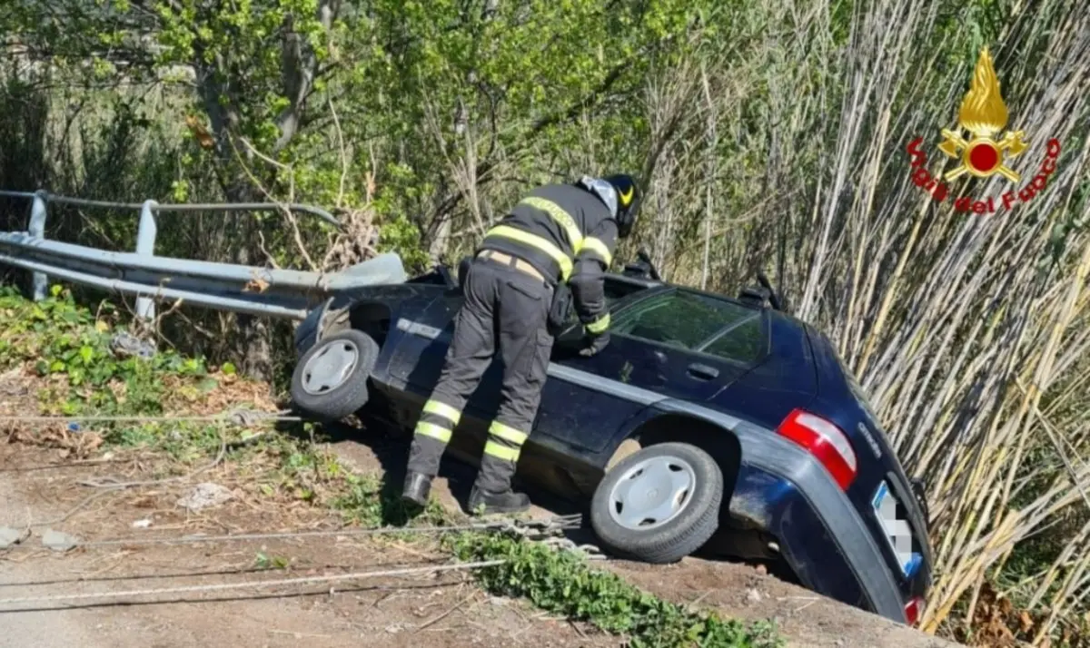 Incidente a Lamezia, auto perde il controllo e termina la corsa in bilico su un ponte