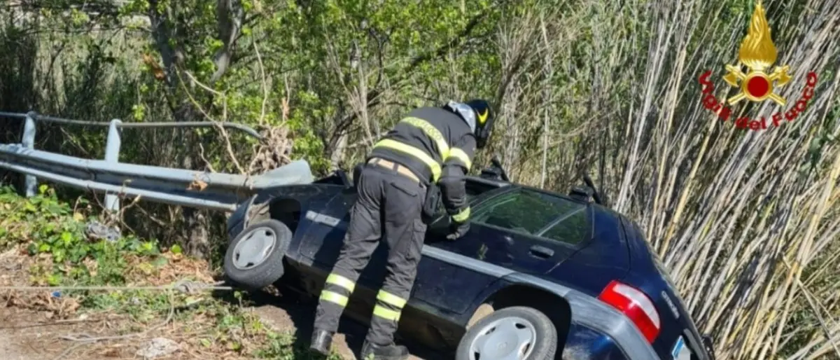 Incidente a Lamezia, auto perde il controllo e termina la corsa in bilico su un ponte