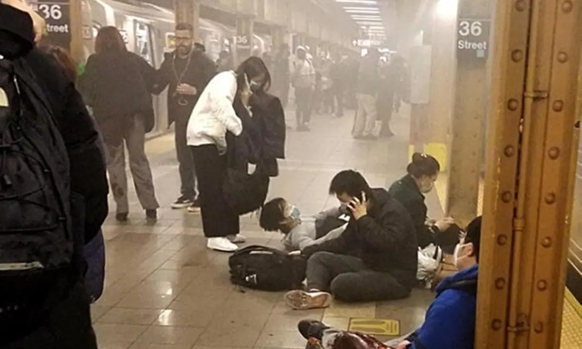 New York ripiomba nel terrore: sparatoria nella metropolitana, panico e tanti feriti - LIVE