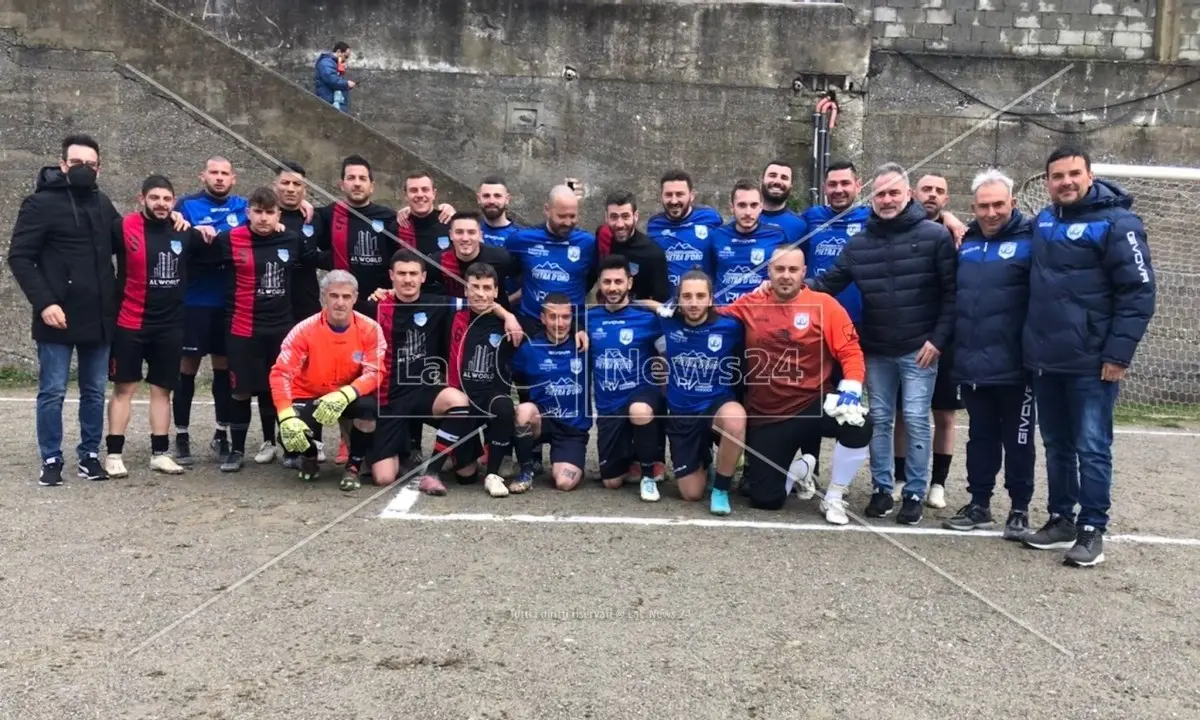 Minuto di silenzio in campo per ricordare Silvio Longobucco, le due squadre vengono multate