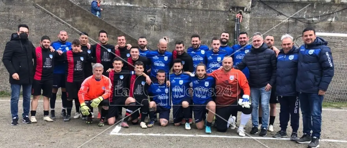 Minuto di silenzio in campo per ricordare Silvio Longobucco, le due squadre vengono multate