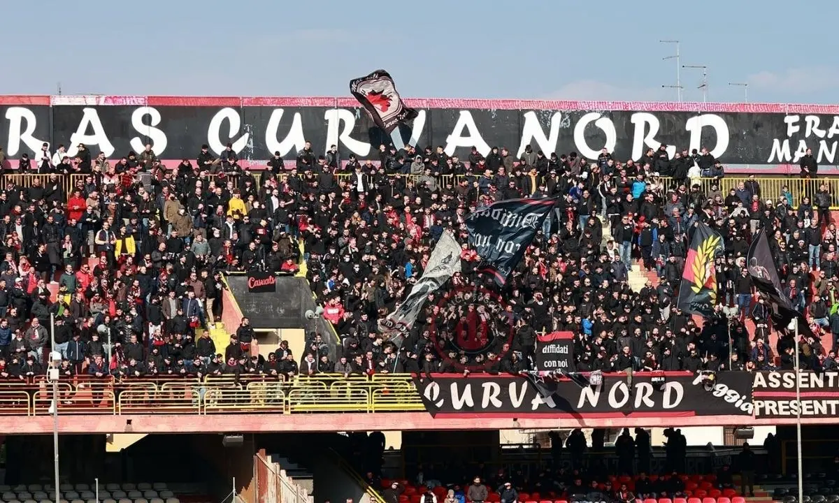 Aggressione a Iemmello durante Foggia-Catanzaro, multa e curve chiuse per la società pugliese