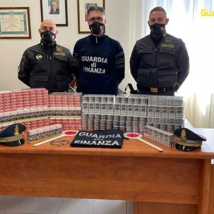 Maxi sequestro di sigarette di contrabbando, autotrasportatore arrestato a Villa San Giovanni